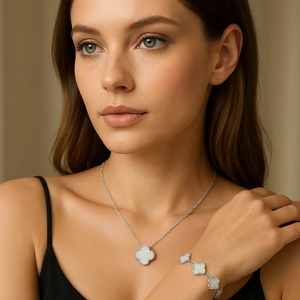 сребърен комплект върху модел - гривна и колие