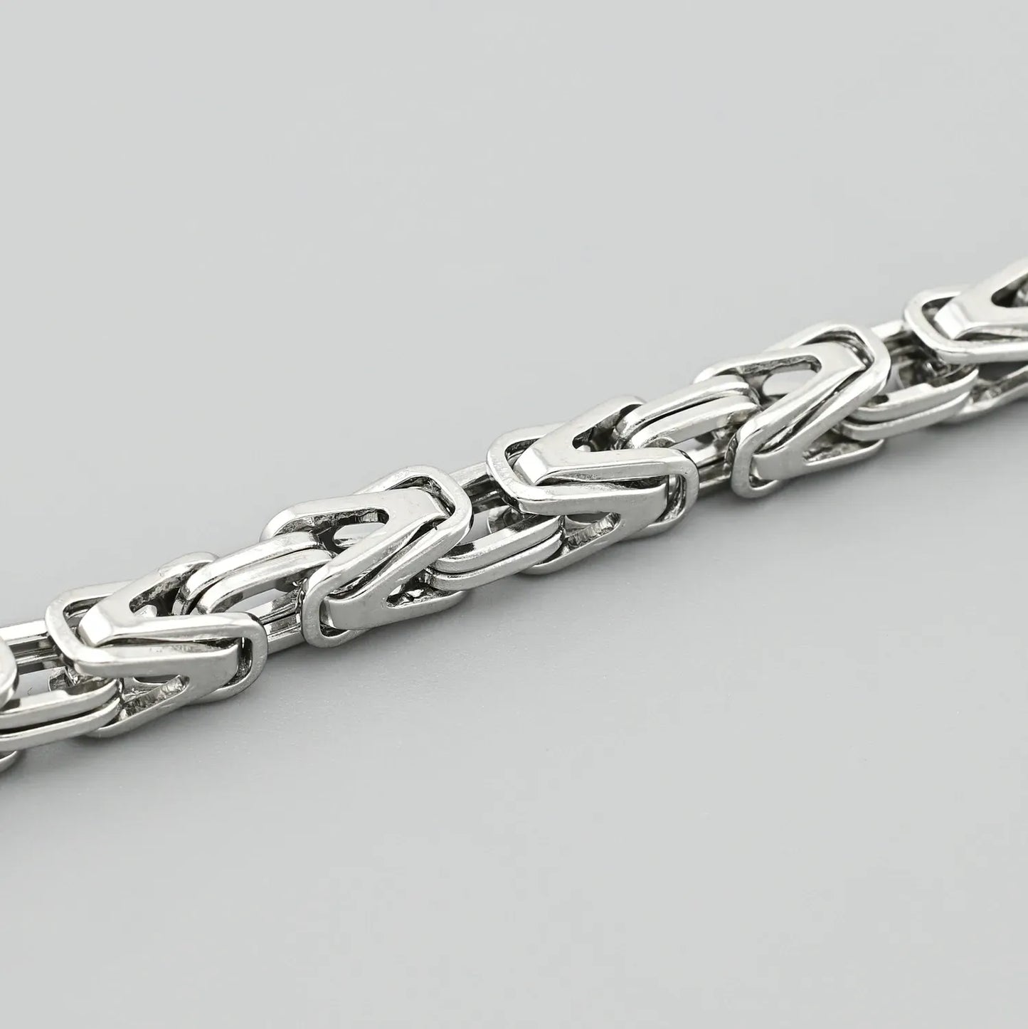 мъжка гривна от стомана в приближено положение