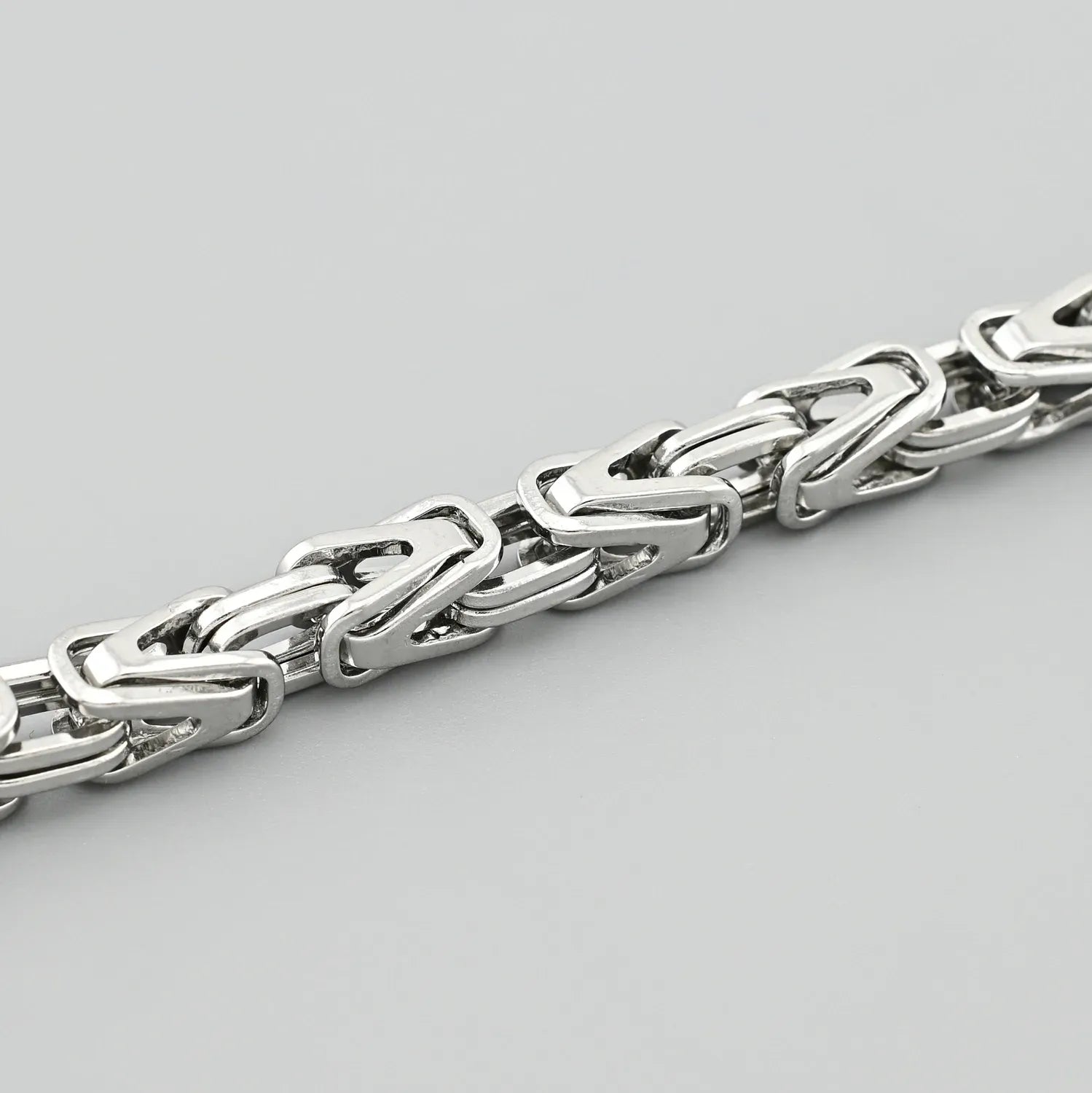 мъжка гривна от стомана в приближено положение