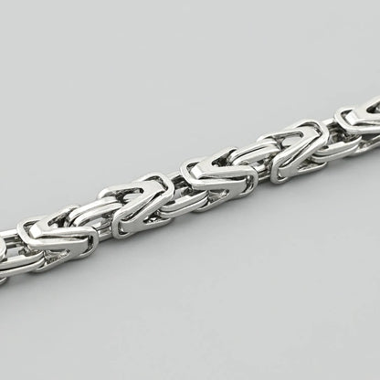 мъжка гривна от стомана в приближено положение