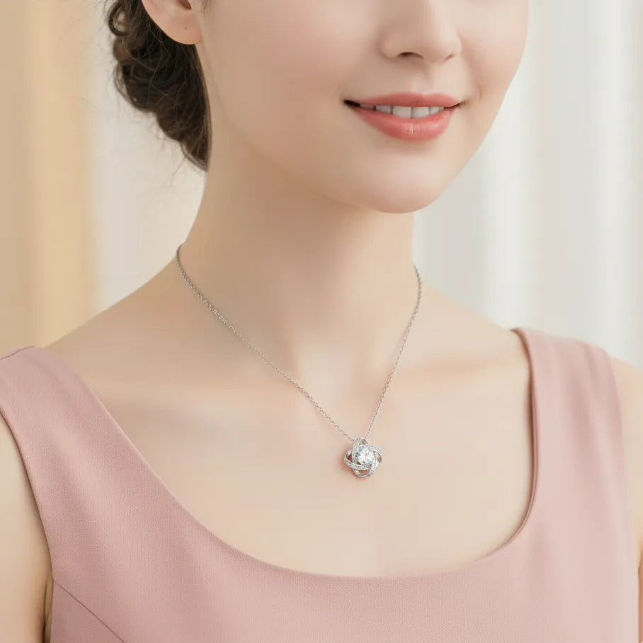 сребърно колие сияние на врата на дама