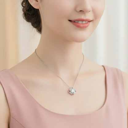 сребърно колие сияние на врата на дама