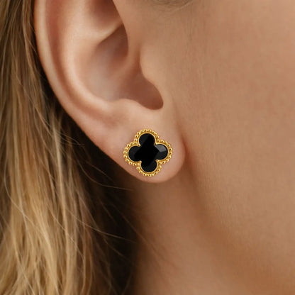 сребърни обеци четирилистна детелина с 18к златно покритие на модел