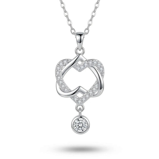 сребърно колие с две преплетени сърца на бял фон