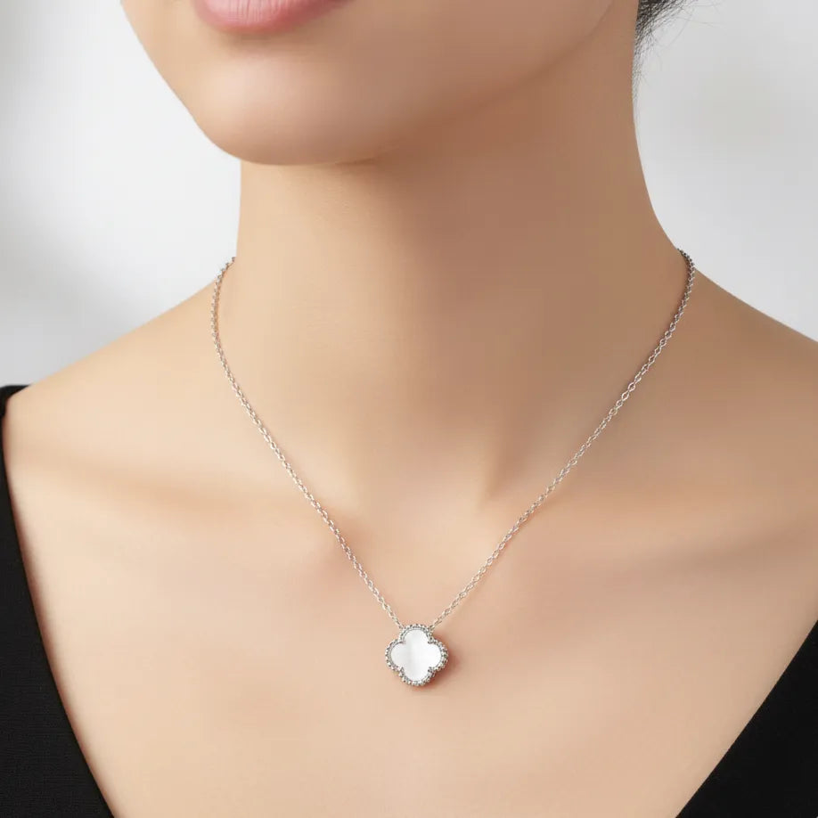 сребърно колие с бяла четирилистна детелина