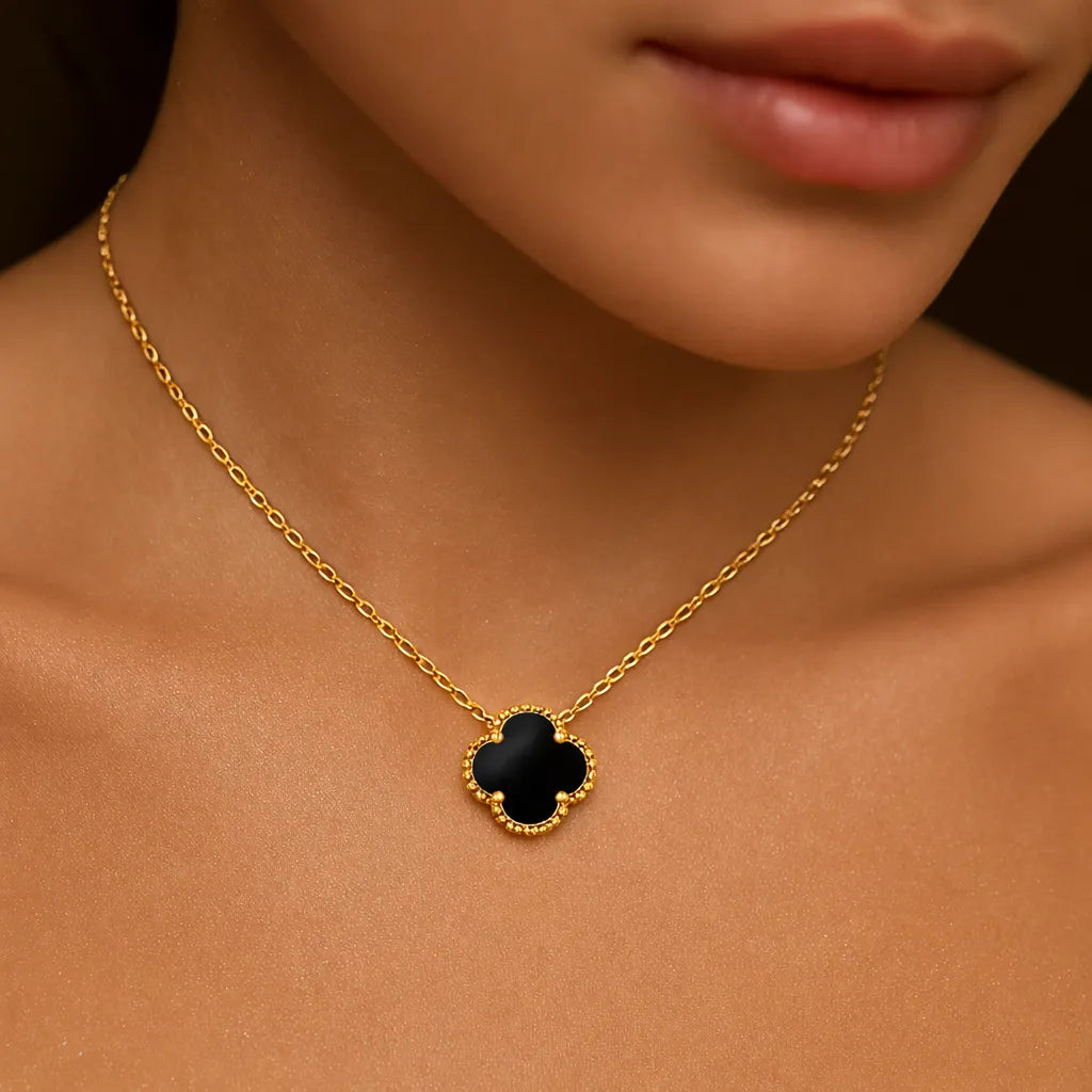 сребърно колие четирилистна детелина със златно покритие на врата на жена