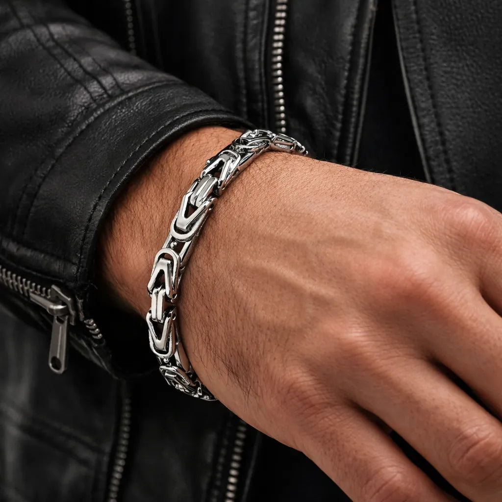 мъжка гривна от медицинска стомана на ръката на мъж