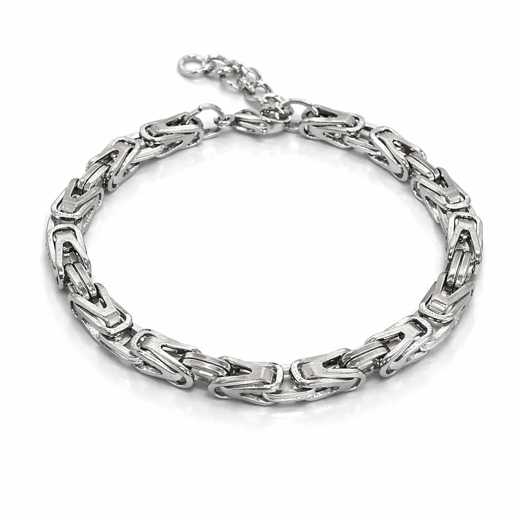 мъжка гривна от неръждаема стомана на бял фон