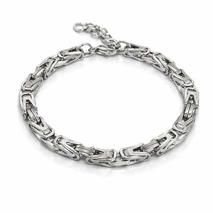 мъжка гривна от неръждаема стомана на бял фон