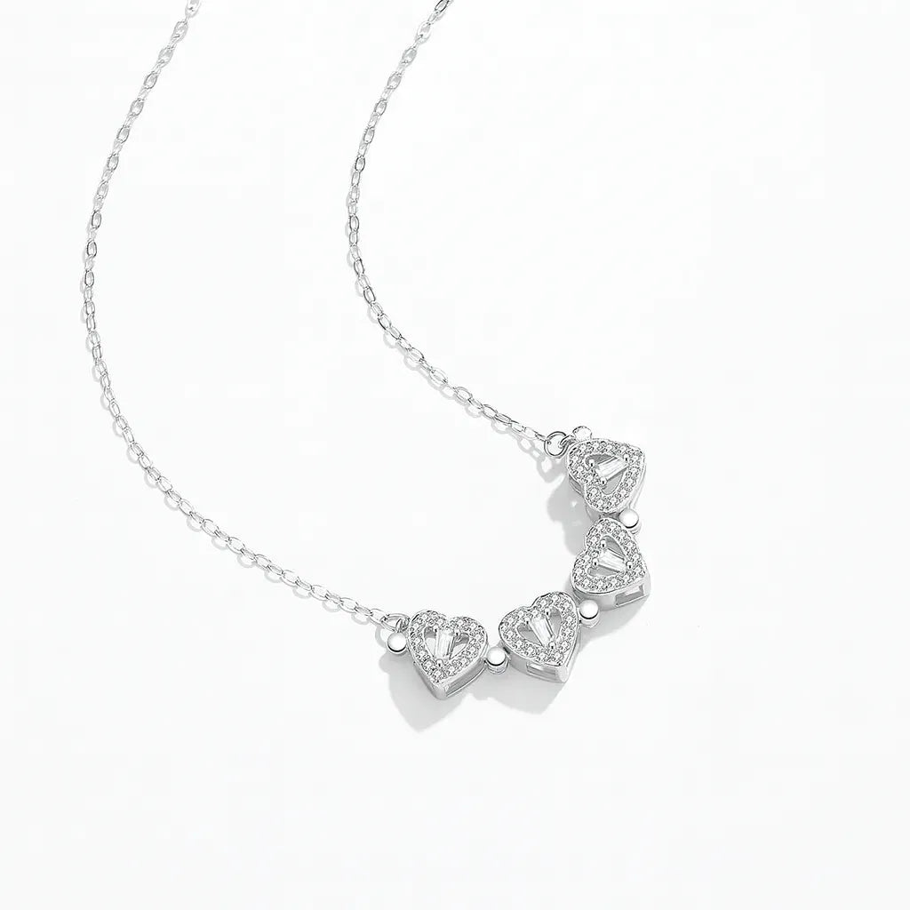 сребърно колие с четирилистна детелина