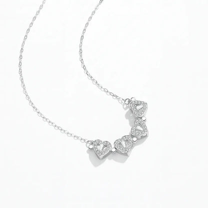 сребърно колие с четирилистна детелина