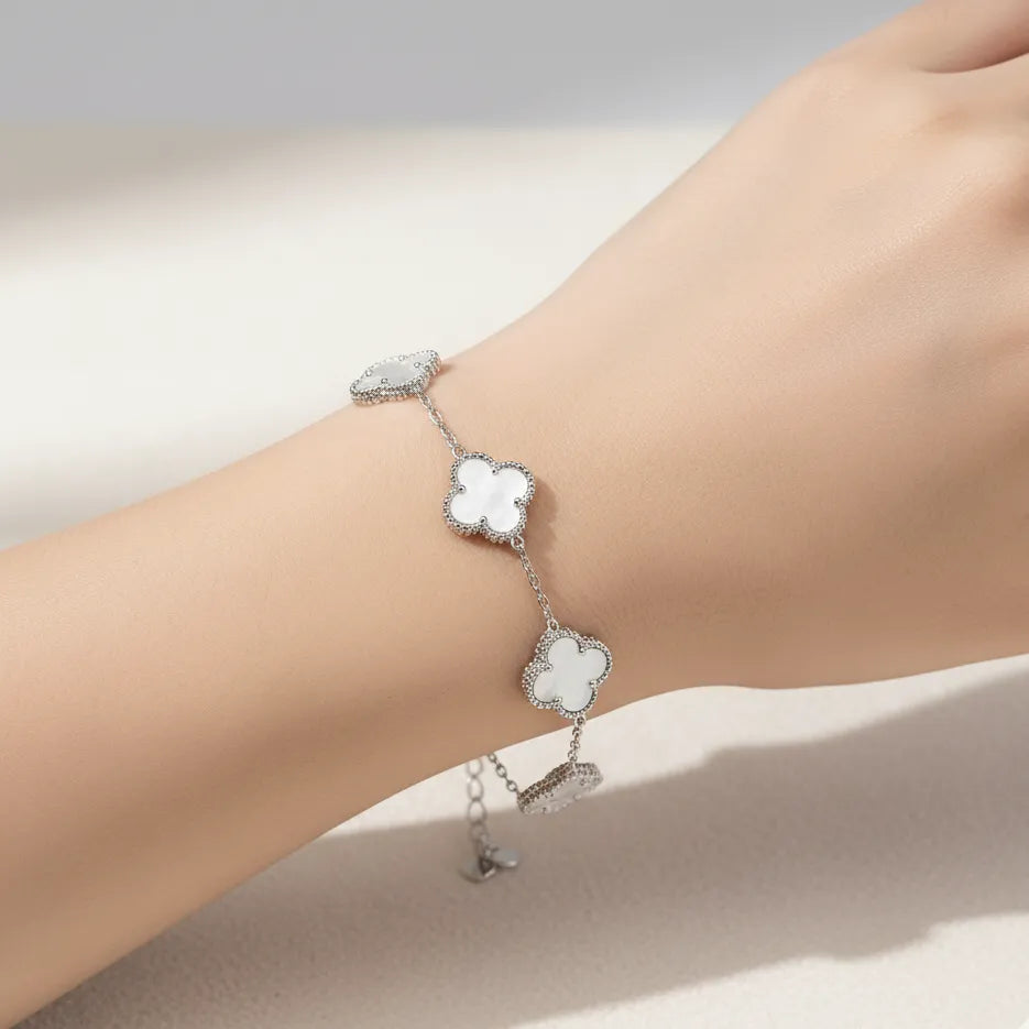 сребърна гривна с четирилистни детелини