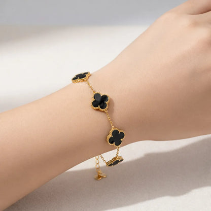 позлатена гривна четирилистна детелина с оникс камъни на китка